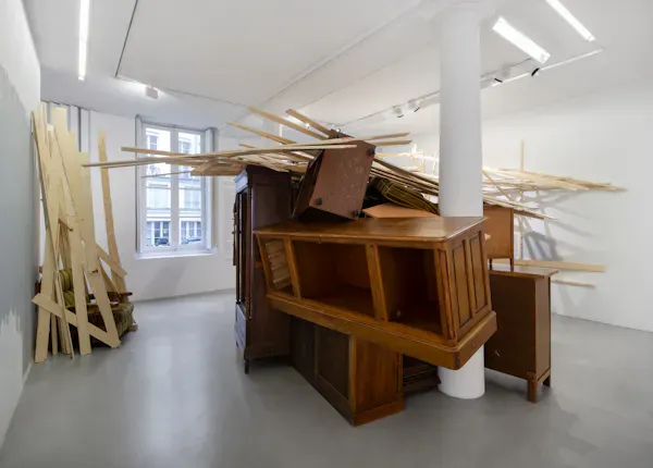 Tadashi Kawamata, Meubler at Mennour, photo 2
