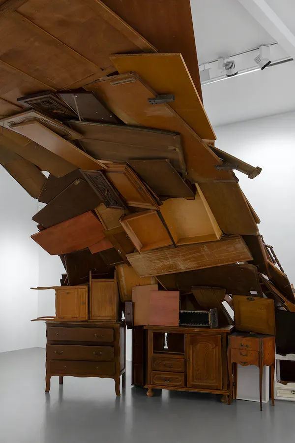 Tadashi Kawamata, Meubler at Mennour, photo 6
