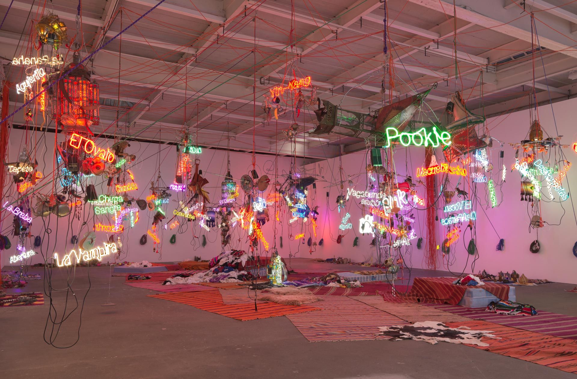 Jason Rhoades, Tijuanatanjierchandelier at David Zwirner, photo 2