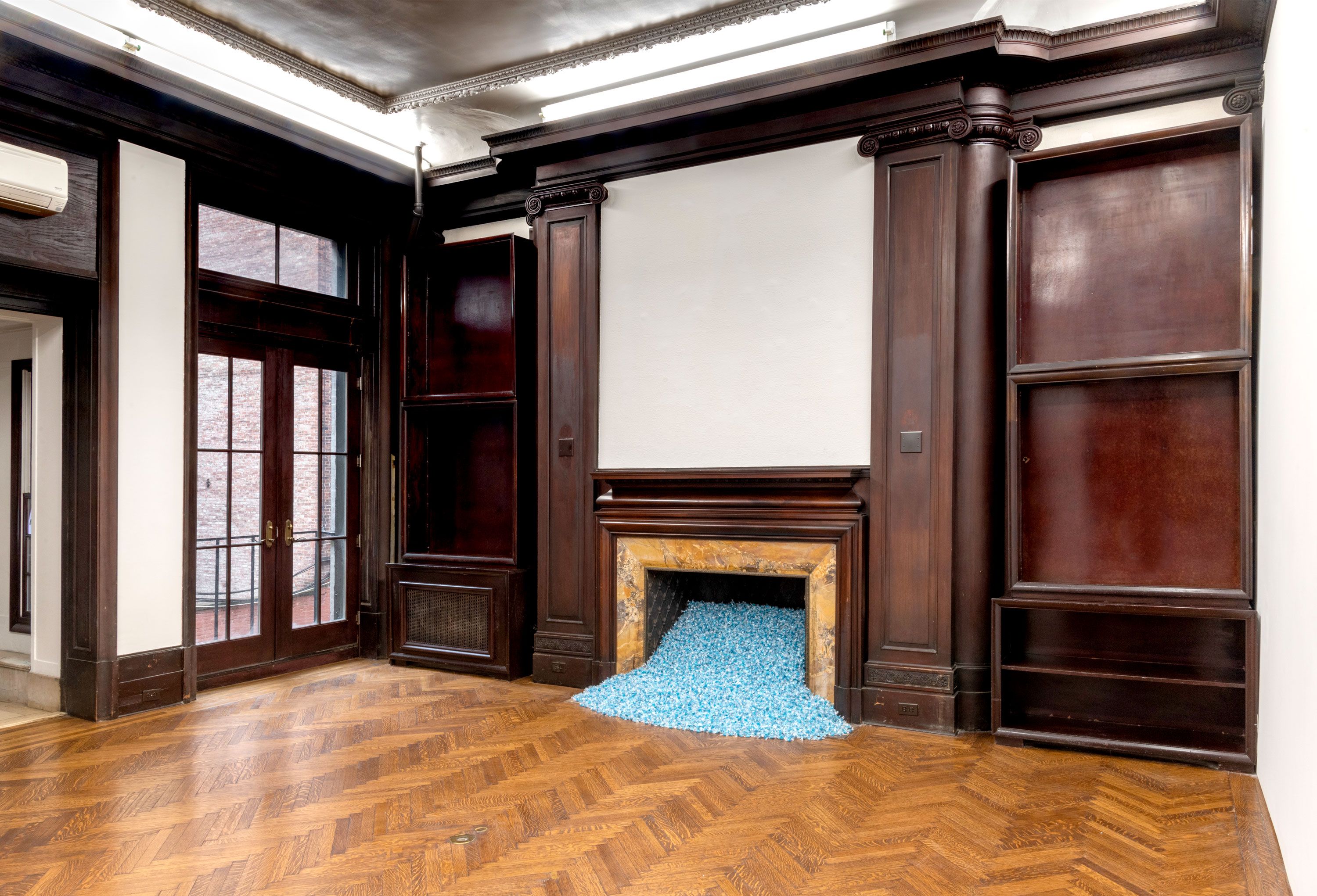 Felix Gonzalez-Torres, Felix Gonzalez-Torres at Front Desk Apparatus, photo 2