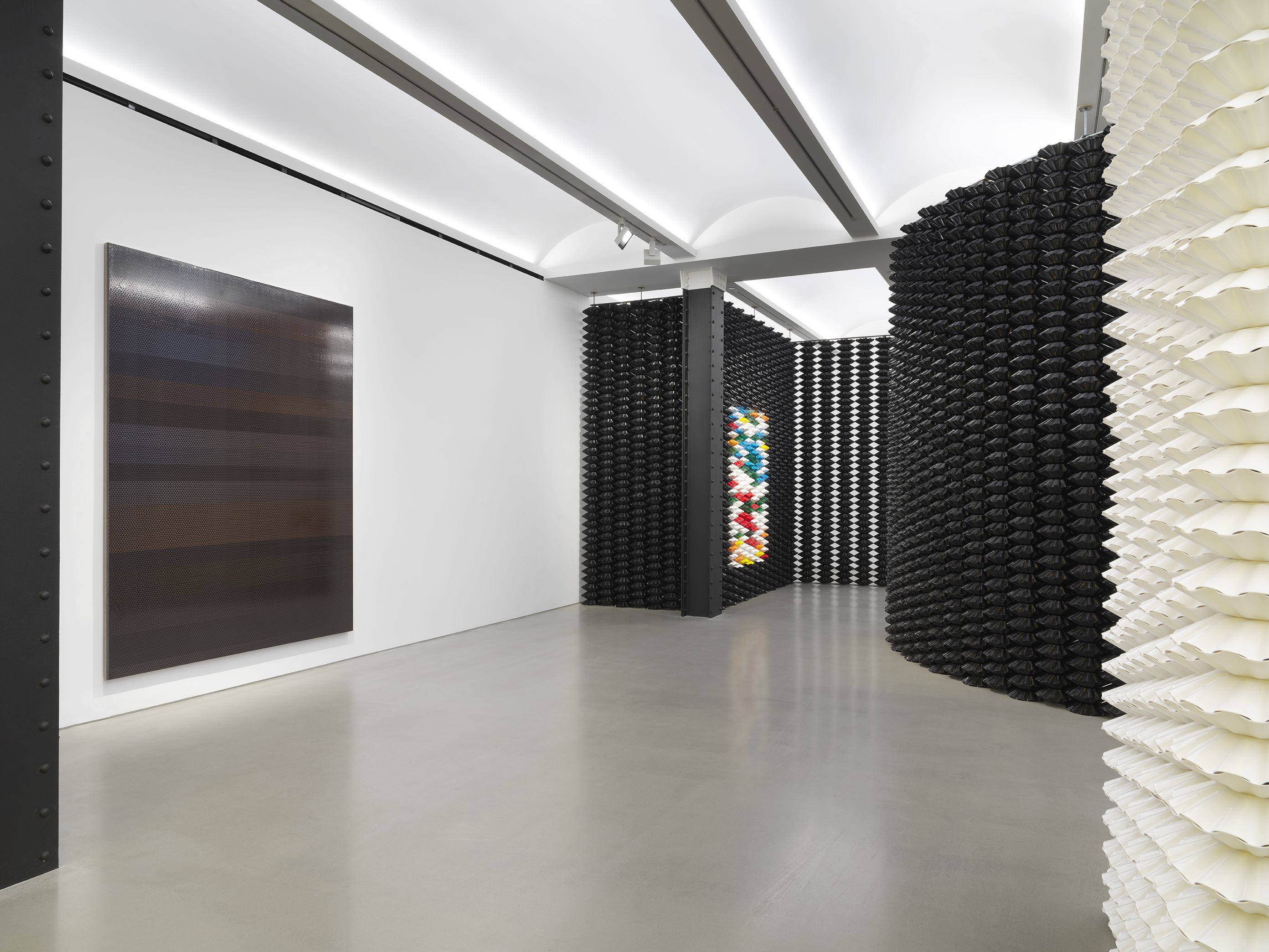 Gregor Hildebrandt, In meiner Wohnung gibt es viele Zimmer at Perrotin, photo 4