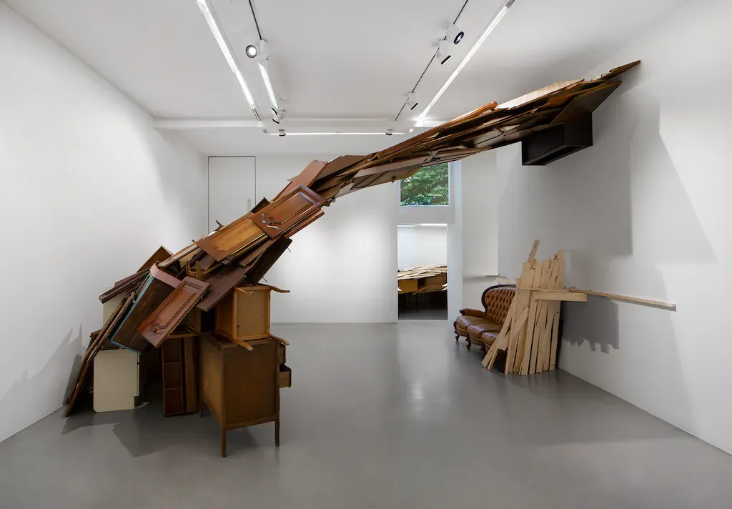 Tadashi Kawamata, Meubler at Mennour, photo 4
