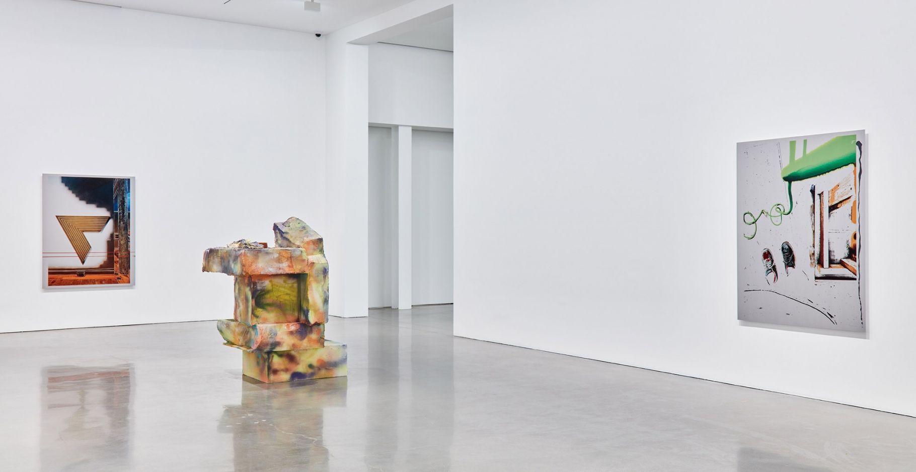 Rachel Harrison, Caution Kneeling Bus at Regen Projects, photo 5