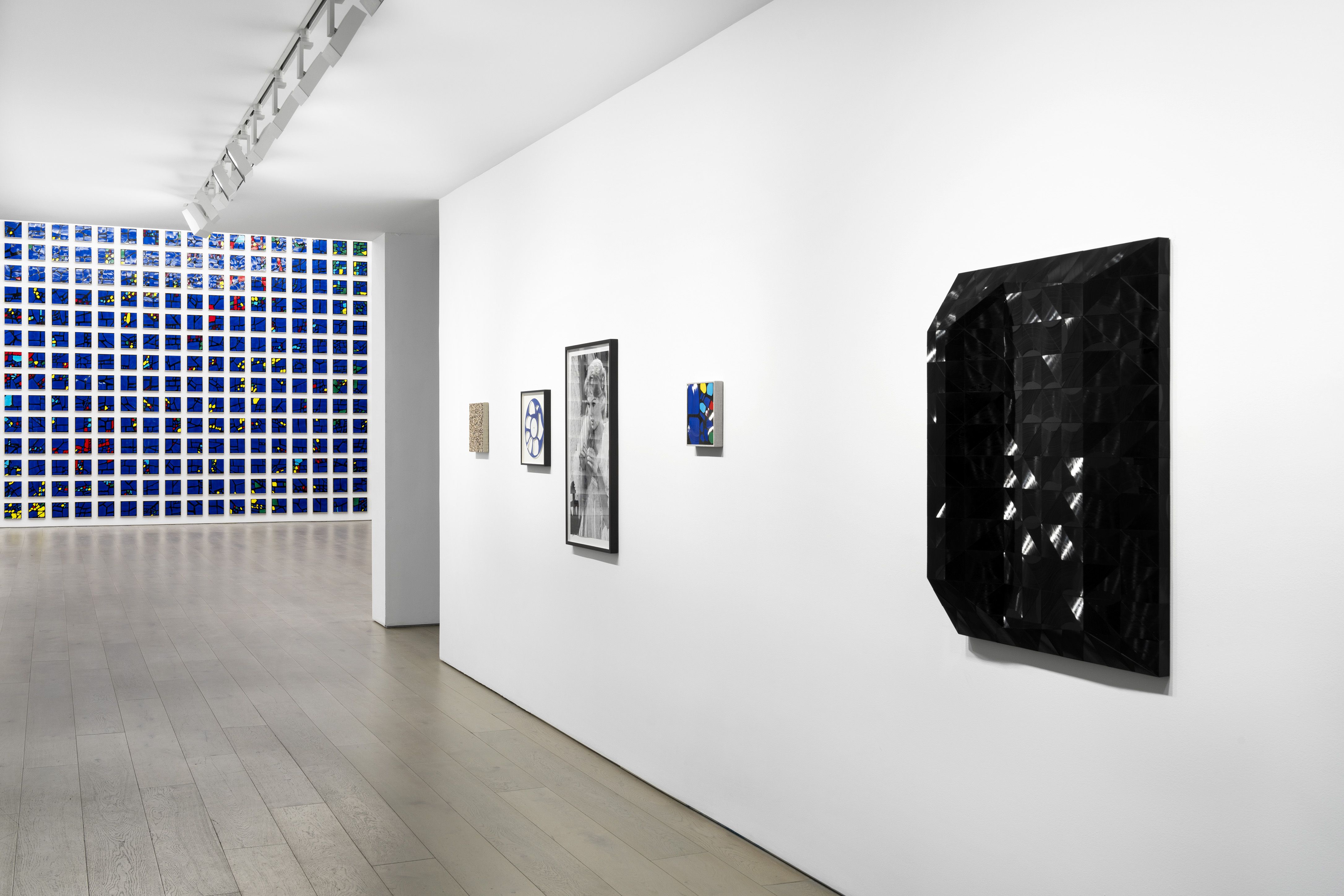 Gregor Hildebrandt, Blau im Gedächtnis (Blue in Memoriam) at Perrotin, photo 7