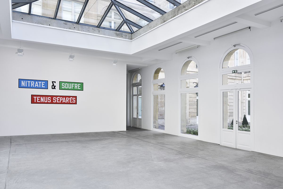 Lawrence Weiner, FOLDED WAVES VAGUES PLIÉES at Marian Goodman, photo 3