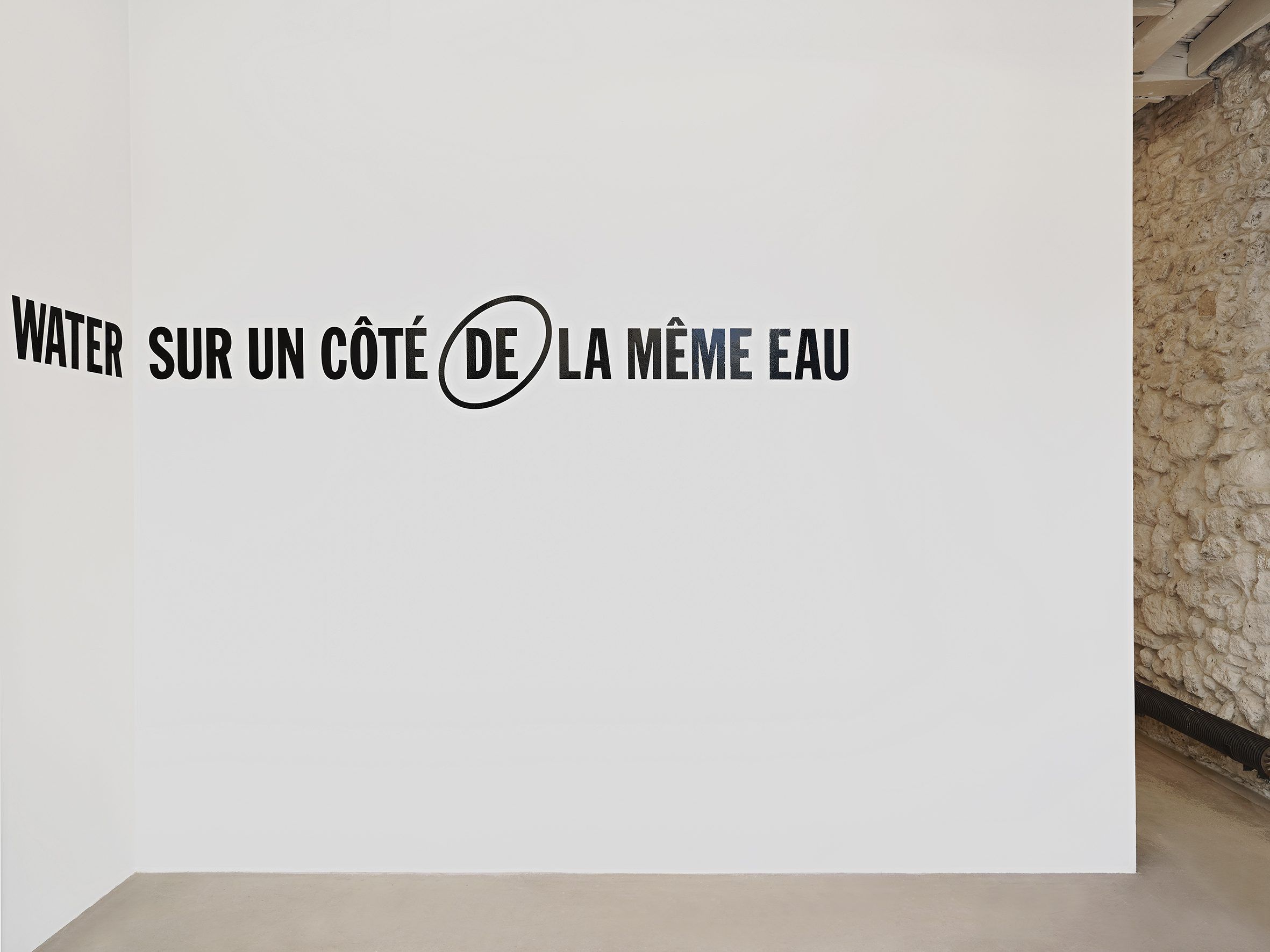 Lawrence Weiner, On One Side of the Same Water at Massimo De Carlo Pièce Unique, photo 2