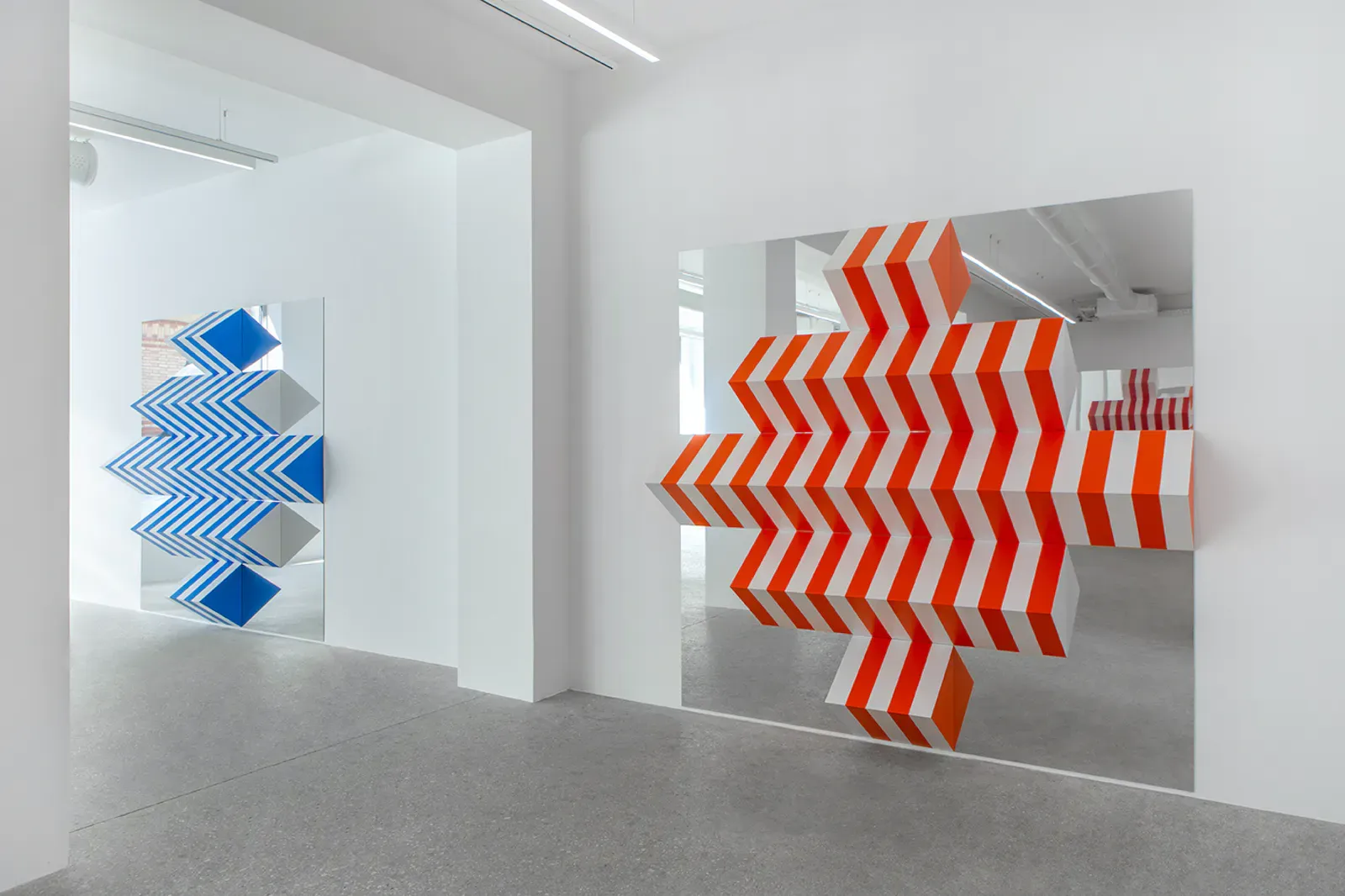 Daniel Buren, Plis Contre Plan, Hauts‑Reliefs, Travaux Situés at Mennour, photo 4