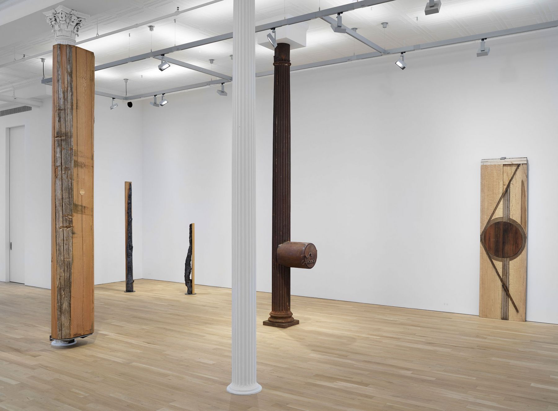 Oscar Tuazon, People at Luhring Augustine, photo 3