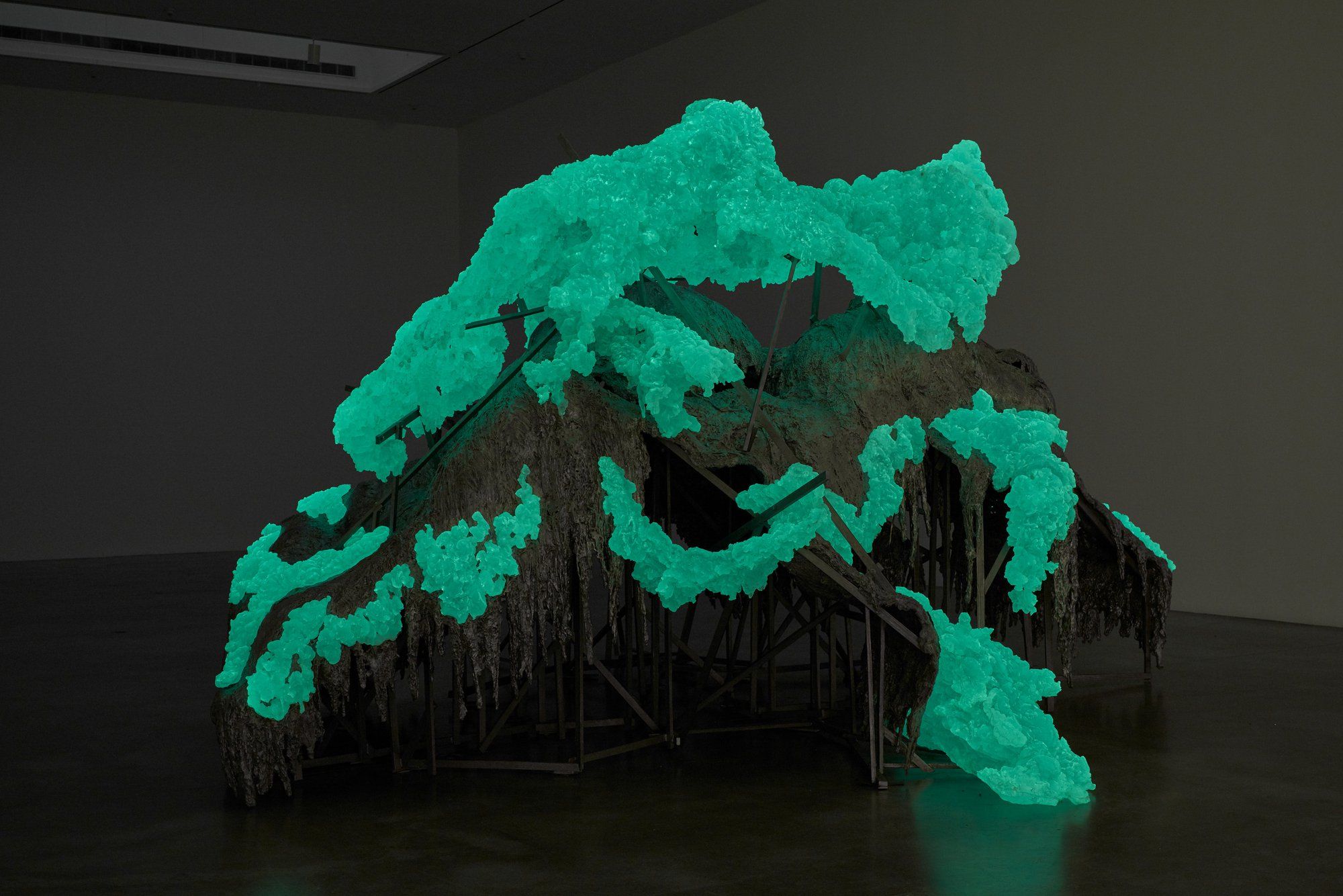 Lynda Benglis, Hills and Clouds at Pace Gallery, photo 2