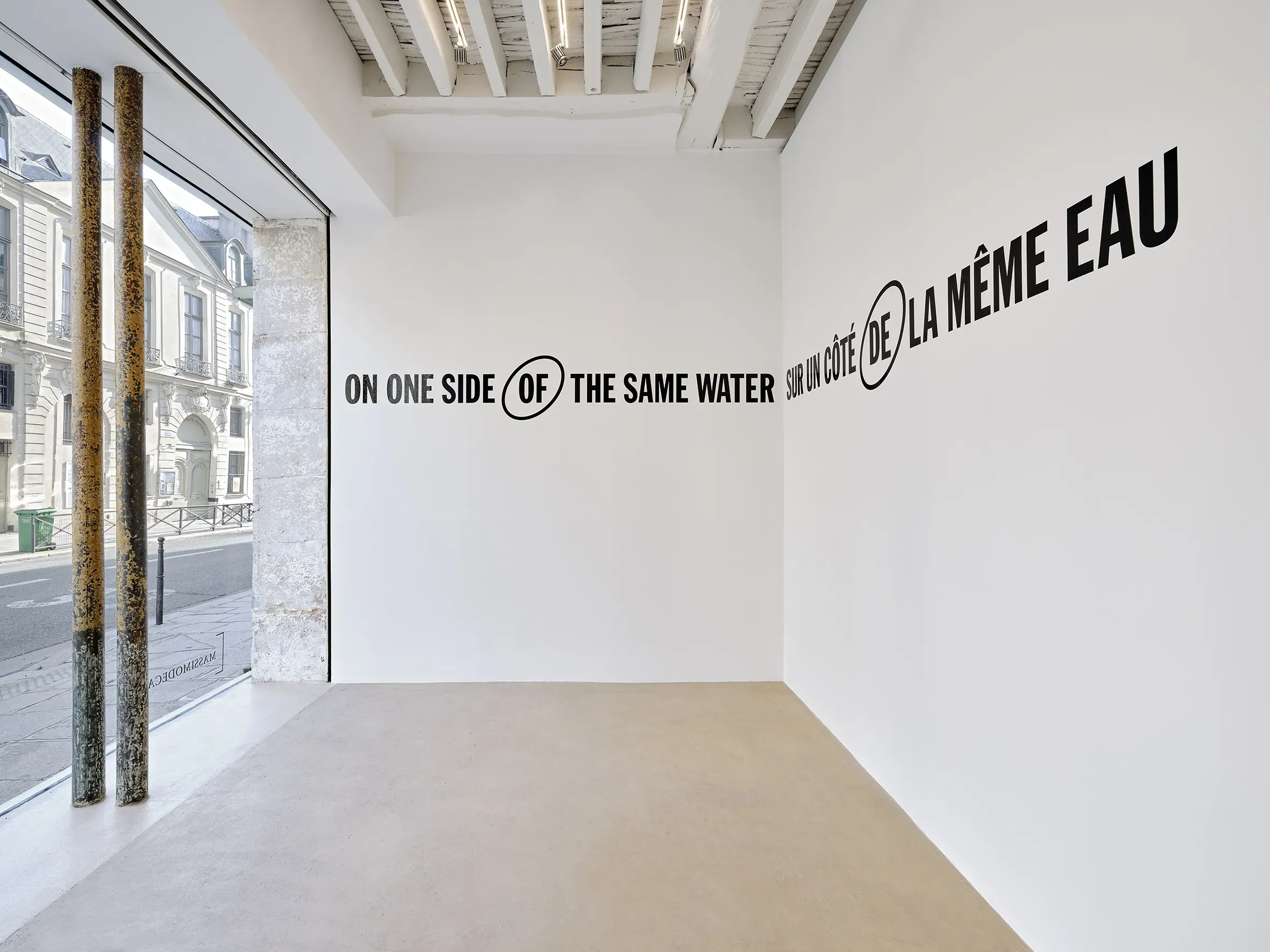Lawrence Weiner, On One Side of the Same Water at Massimo De Carlo Pièce Unique, photo 4