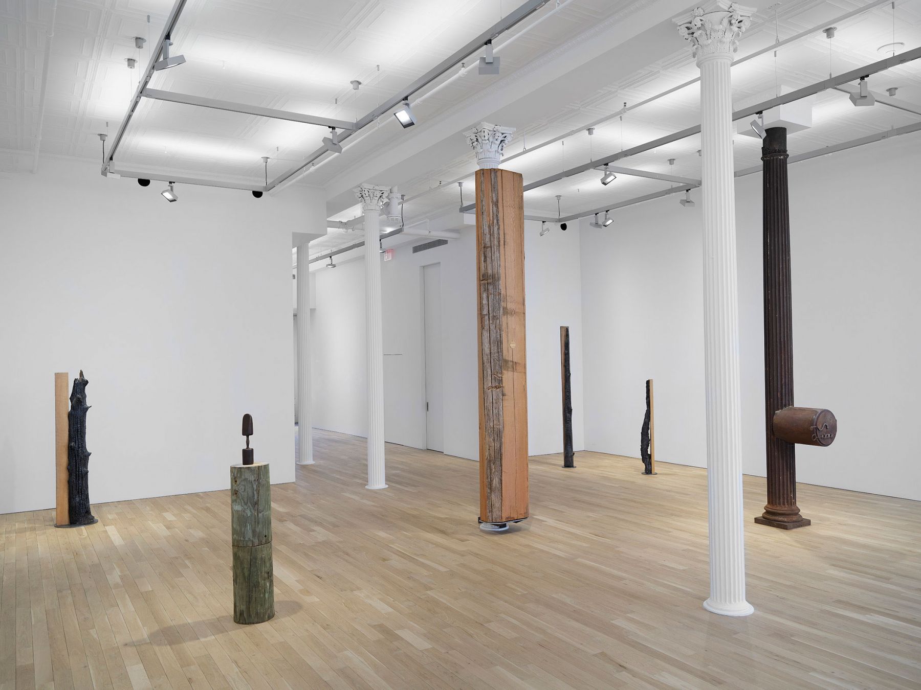 Oscar Tuazon, People at Luhring Augustine, photo 2