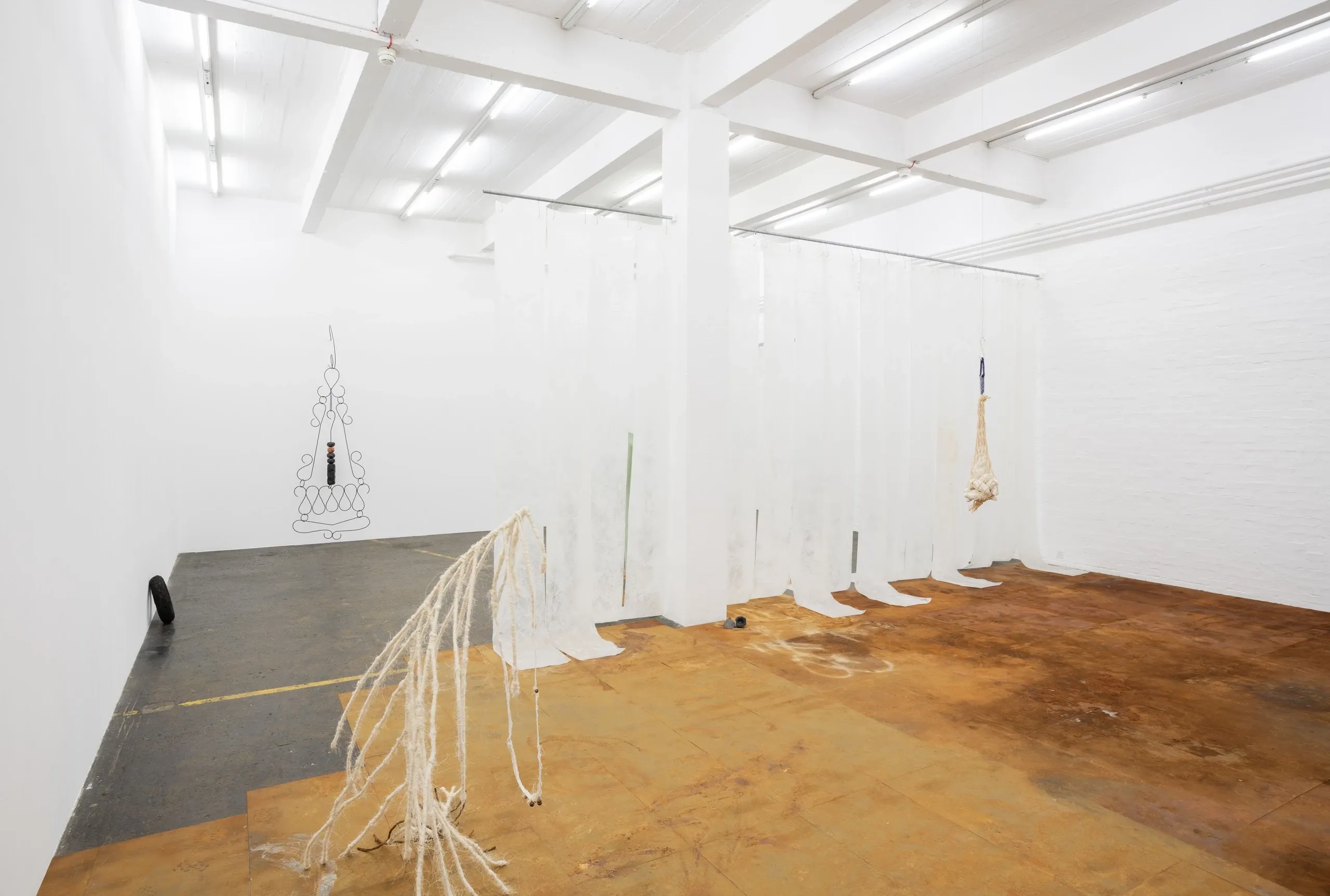 Sofía Salazar Rosales, L’insularité Prend Tout Son Sens Nous Retrouver Entourés D’eau Nous Découvrir Sans Terre Continentale Partager ce Fantôme Avec Toi, la Soif D’un Foyer Jamais Visité at Bremond Capela, photo 2