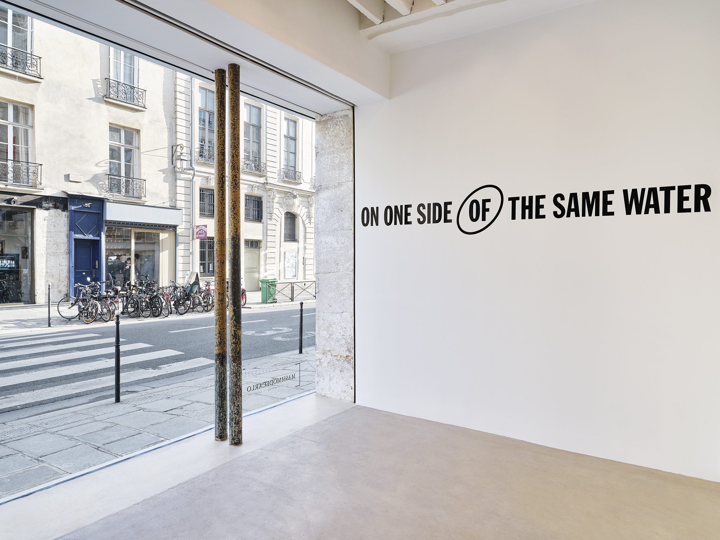 Lawrence Weiner, On One Side of the Same Water at Massimo De Carlo Pièce Unique, photo 5