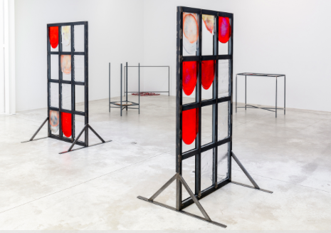 Jimmie Durham & Jone Kvie, Glass at Michel Rein, photo 2
