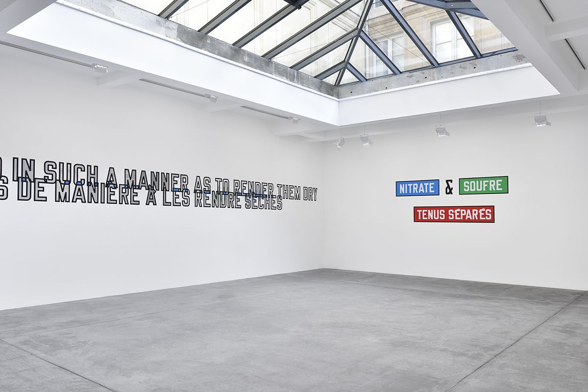 Lawrence Weiner, FOLDED WAVES VAGUES PLIÉES at Marian Goodman, photo 2