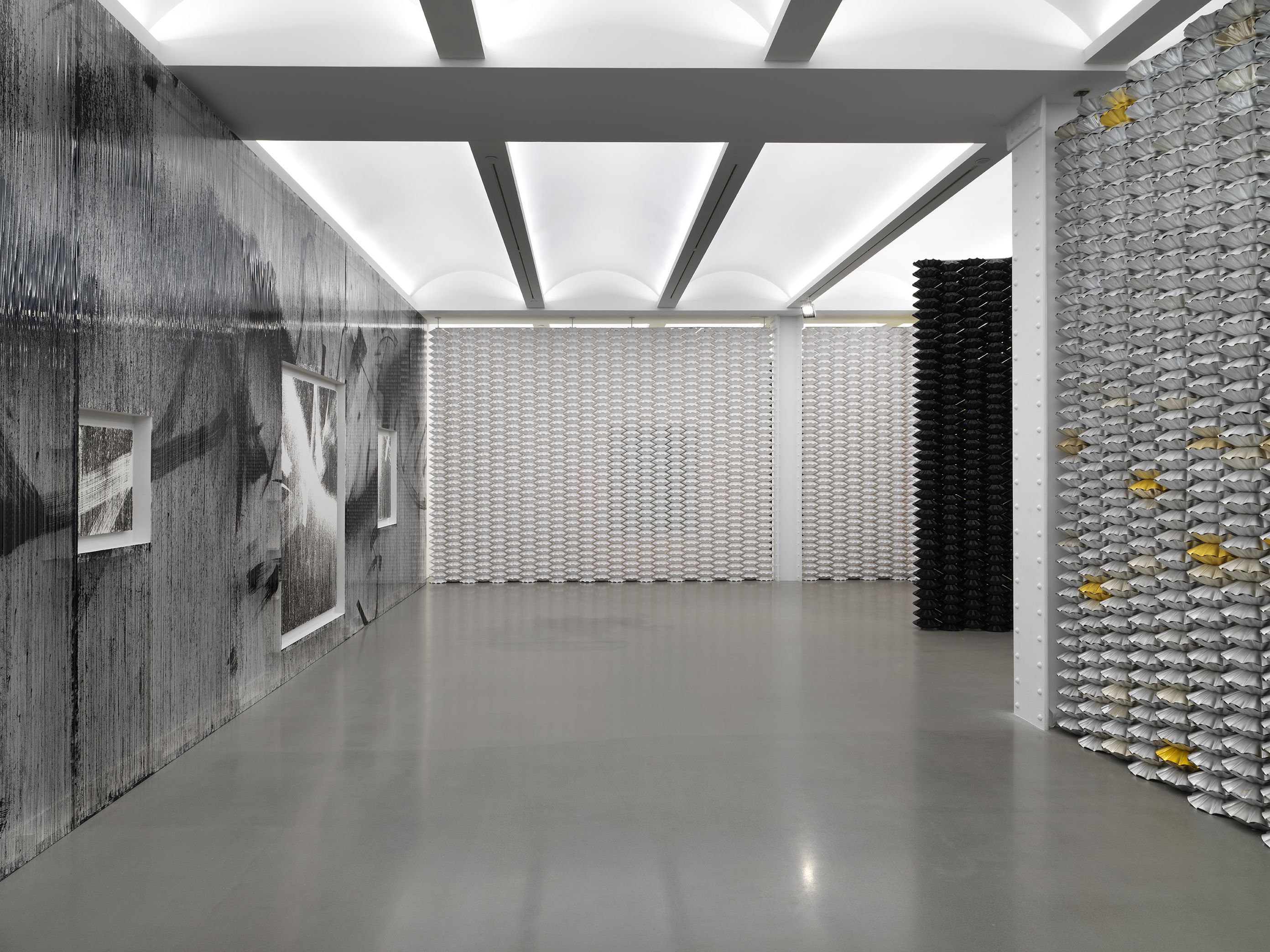 Gregor Hildebrandt, In meiner Wohnung gibt es viele Zimmer at Perrotin, photo 7