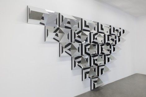 Daniel Buren, Pyramidal, hauts-reliefs, travaux in situ et situés, 2017 at Mennour, photo 2