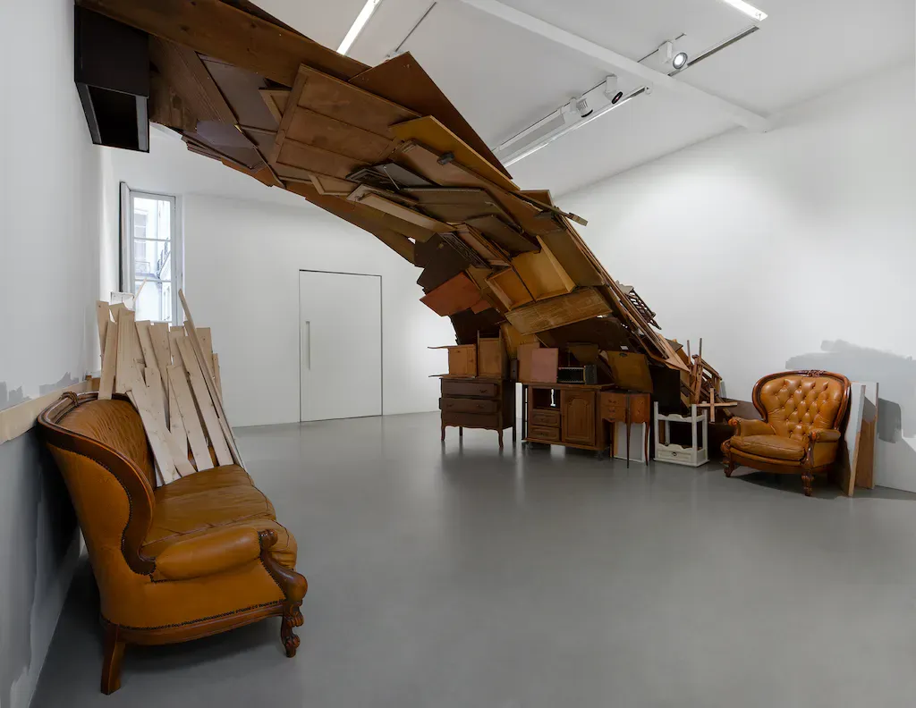Tadashi Kawamata, Meubler at Mennour, photo 5