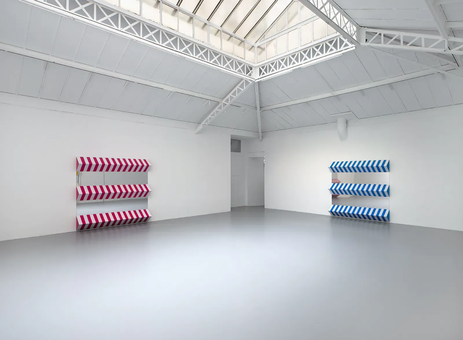 Daniel Buren, Plis Contre Plan, Hauts‑Reliefs, Travaux Situés at Mennour, photo 2