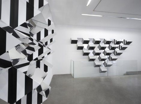 Daniel Buren, Pyramidal, hauts-reliefs, travaux in situ et situés, 2017 at Mennour, photo 3