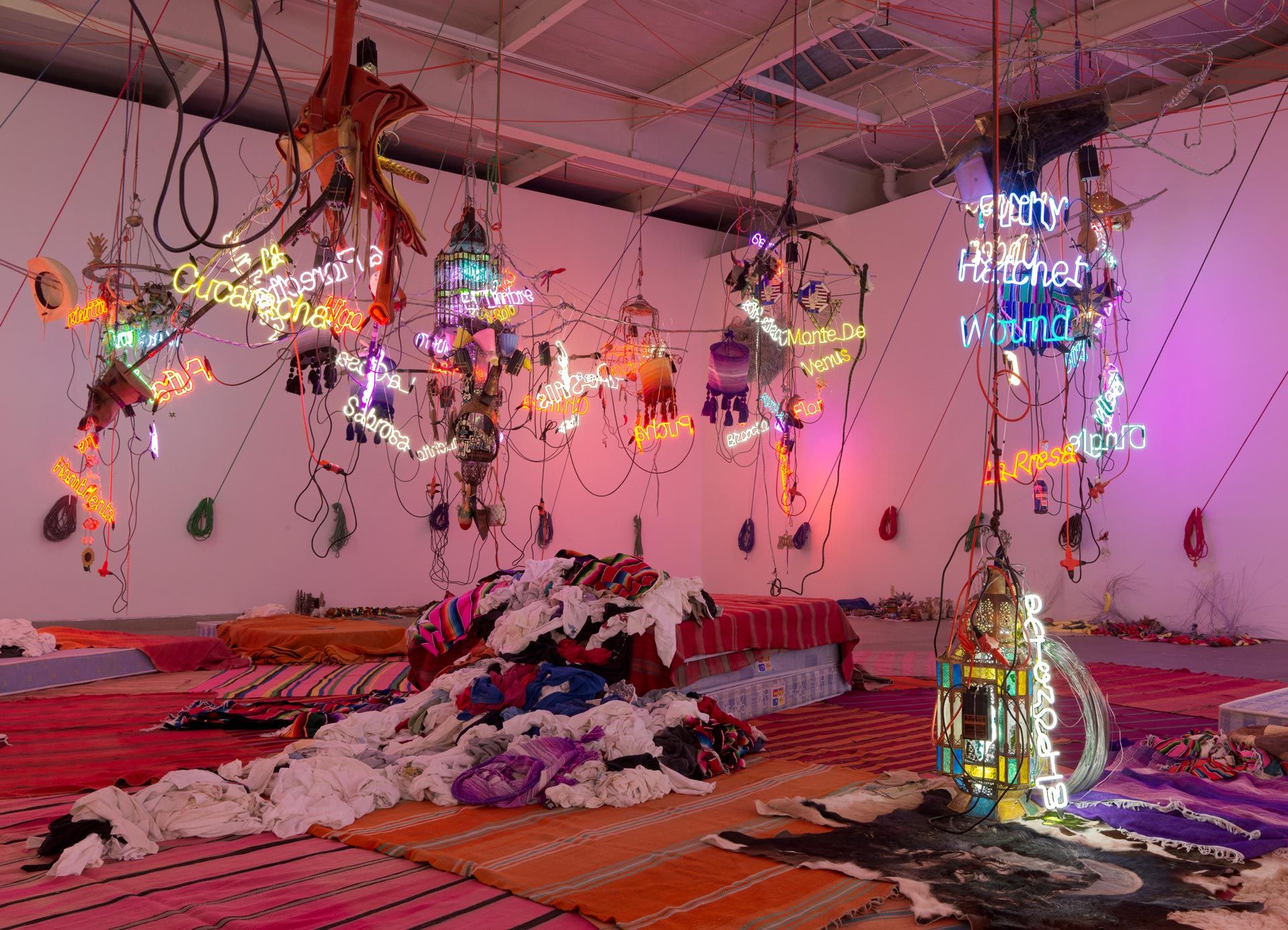 Jason Rhoades, Tijuanatanjierchandelier at David Zwirner, photo 4