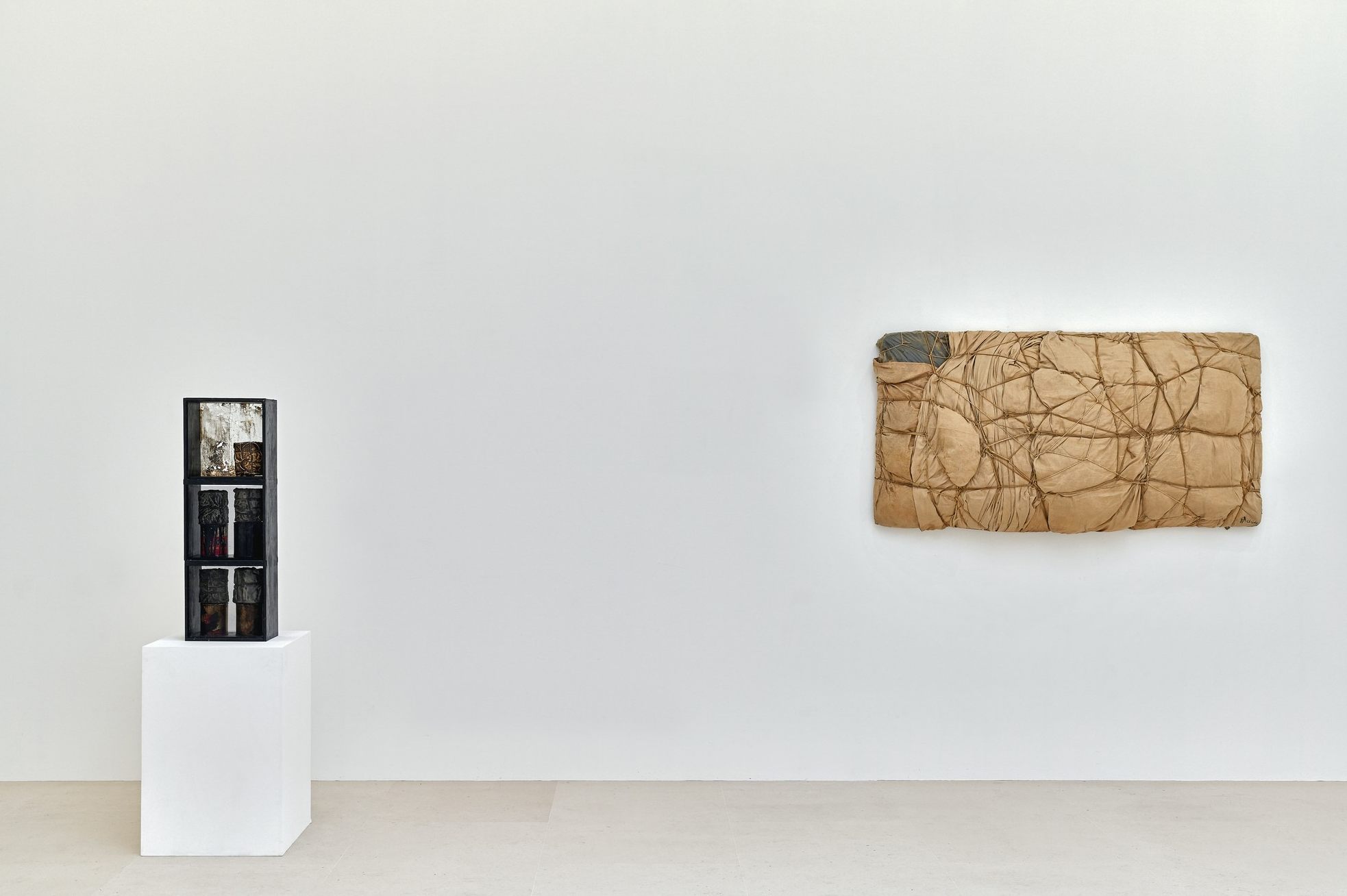 Christo, Early Works, 1958–1963 at Gagosian, photo 2
