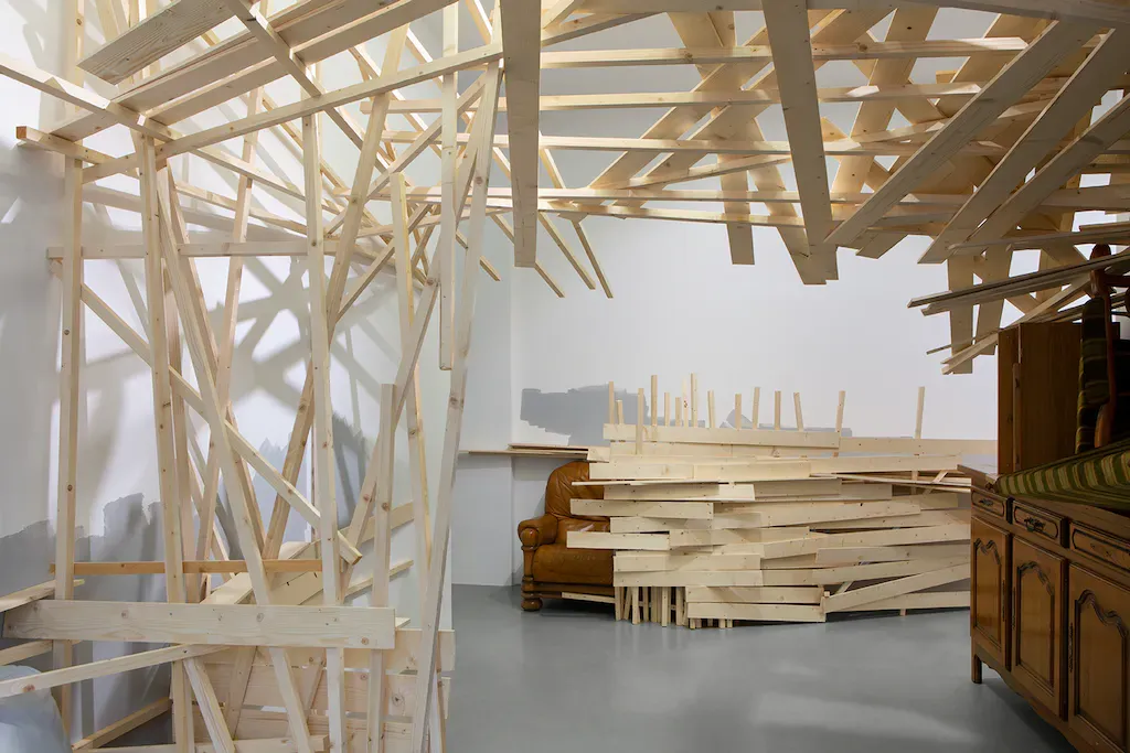 Tadashi Kawamata, Meubler at Mennour, photo 3