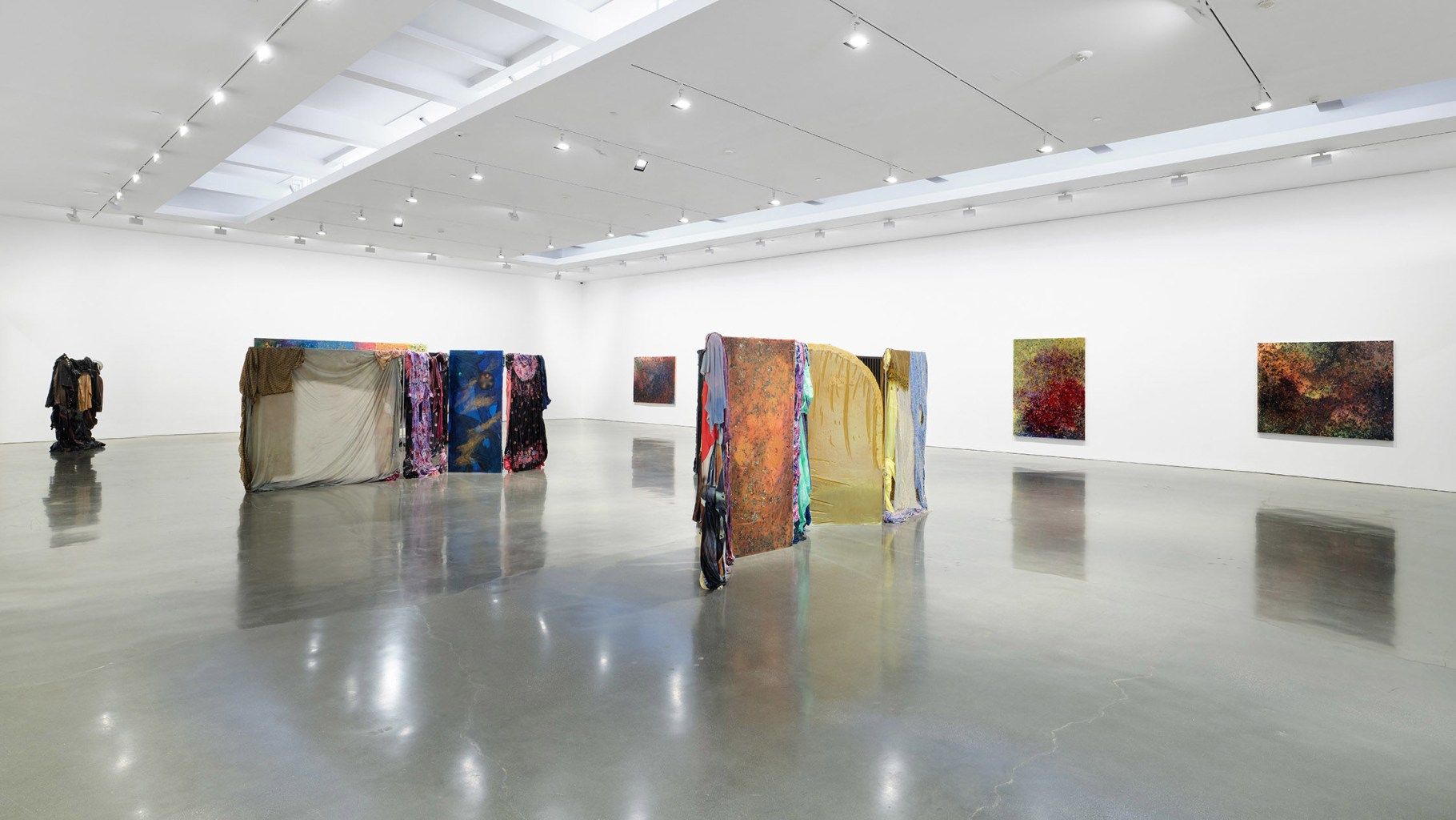 Kevin Beasley, What Delineates the Edge at Regen Projects, photo 3