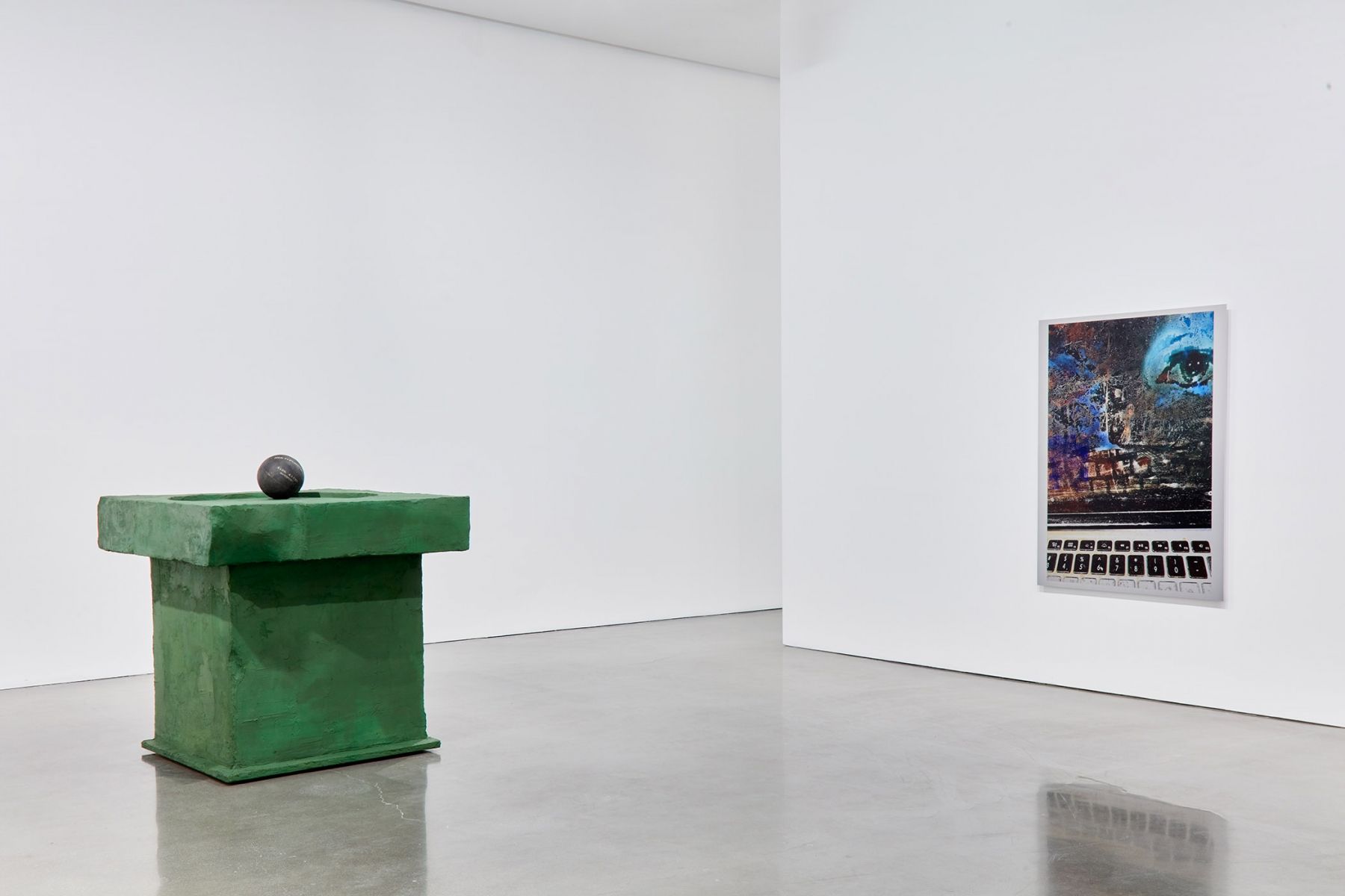 Rachel Harrison, Caution Kneeling Bus at Regen Projects, photo 8