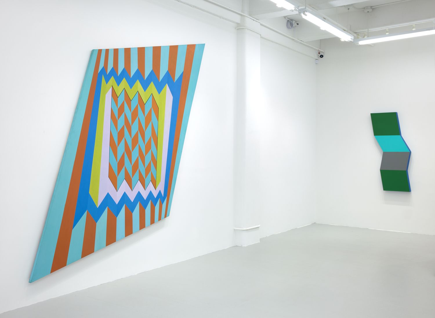 Ronald Davis, Optical, Shaped and Color Abstractions: Paintings 1963 - 1965 at David Richard Gallery, photo 10