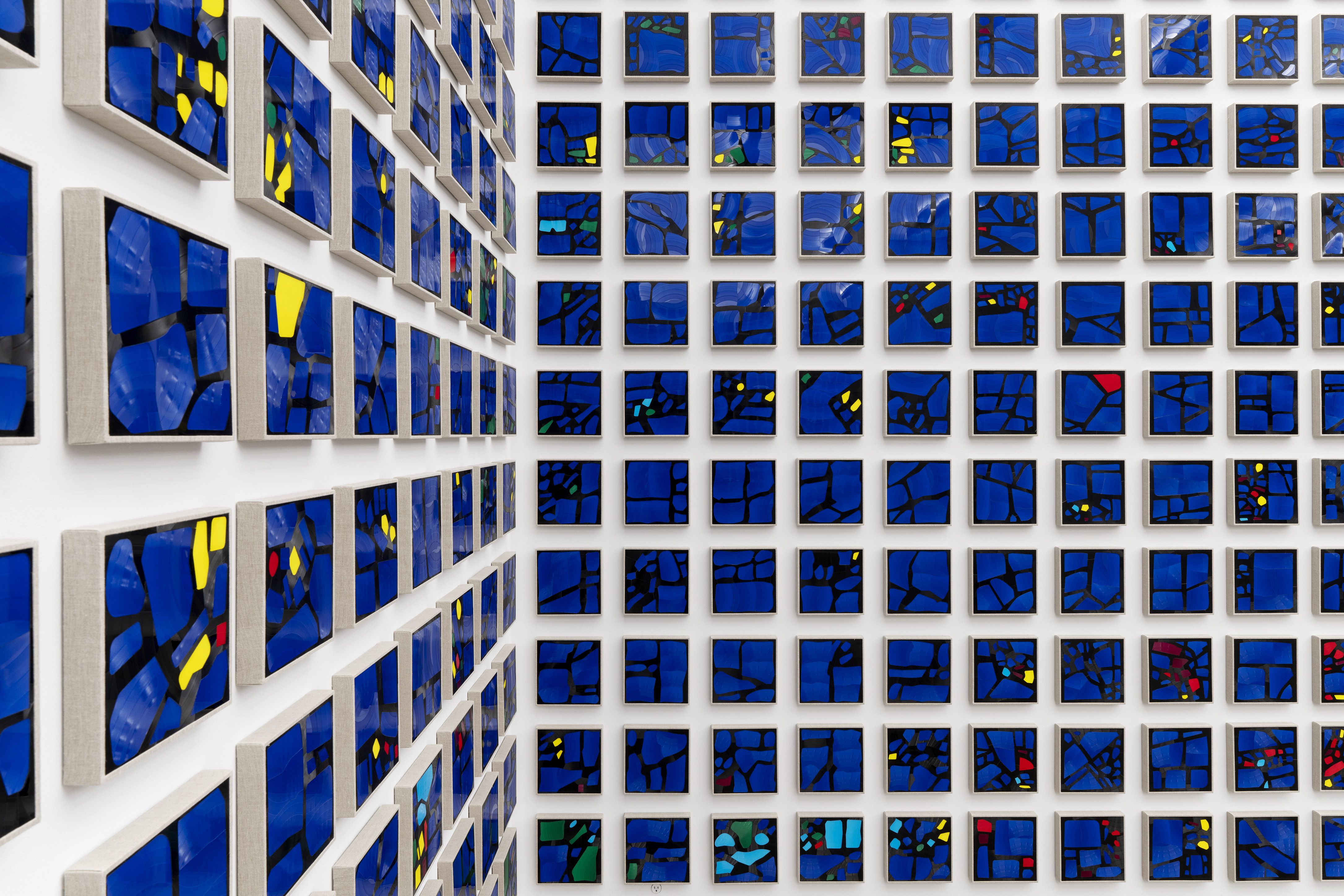 Gregor Hildebrandt, Blau im Gedächtnis (Blue in Memoriam) at Perrotin, photo 4