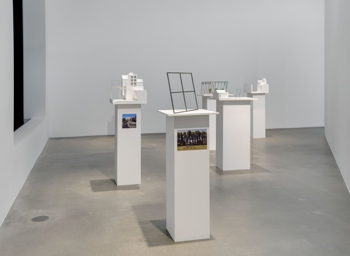 Isa Genzken, Window at Hauser & Wirth, photo 4