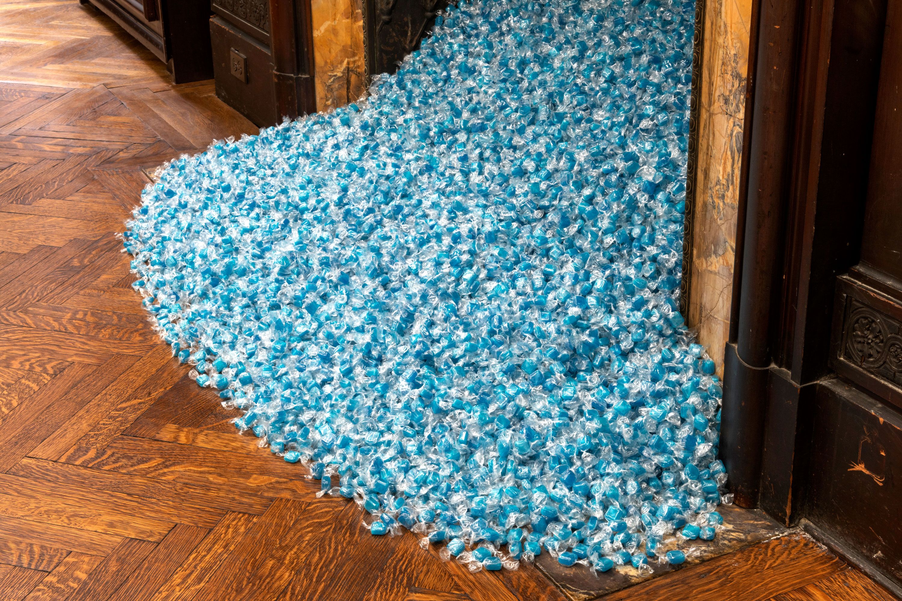 Felix Gonzalez-Torres, Felix Gonzalez-Torres at Front Desk Apparatus, photo 3