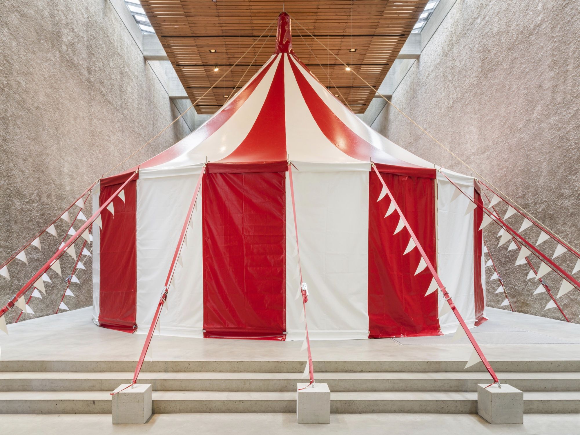 Kathryn Andrews, Circus Empire at König Galerie, photo 6