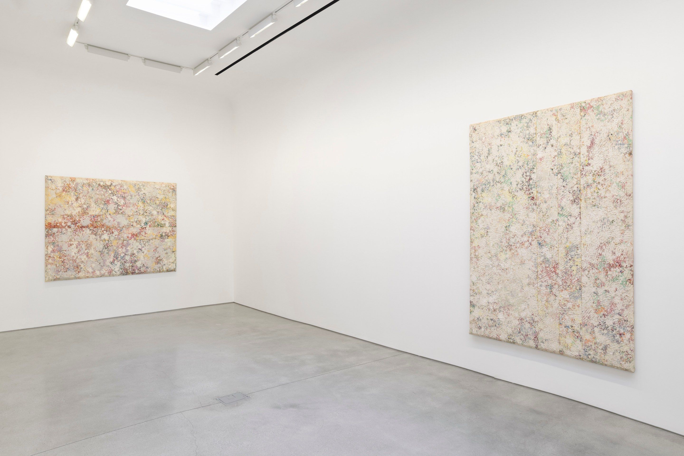 Sam Gilliam, White and Black Paintings, 1975–1977 at David Kordansky Gallery, photo 9