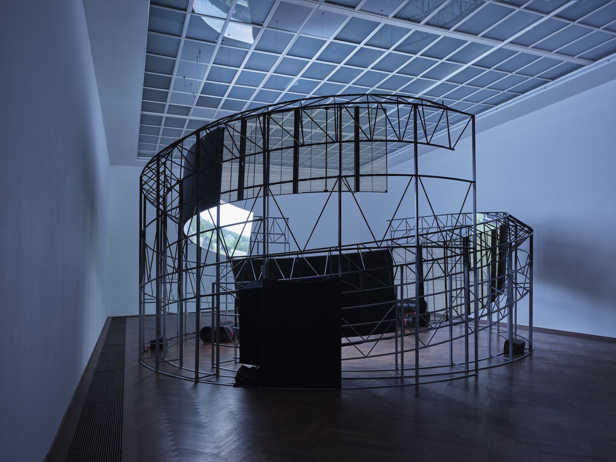 Shuang Li, image 3 of 10