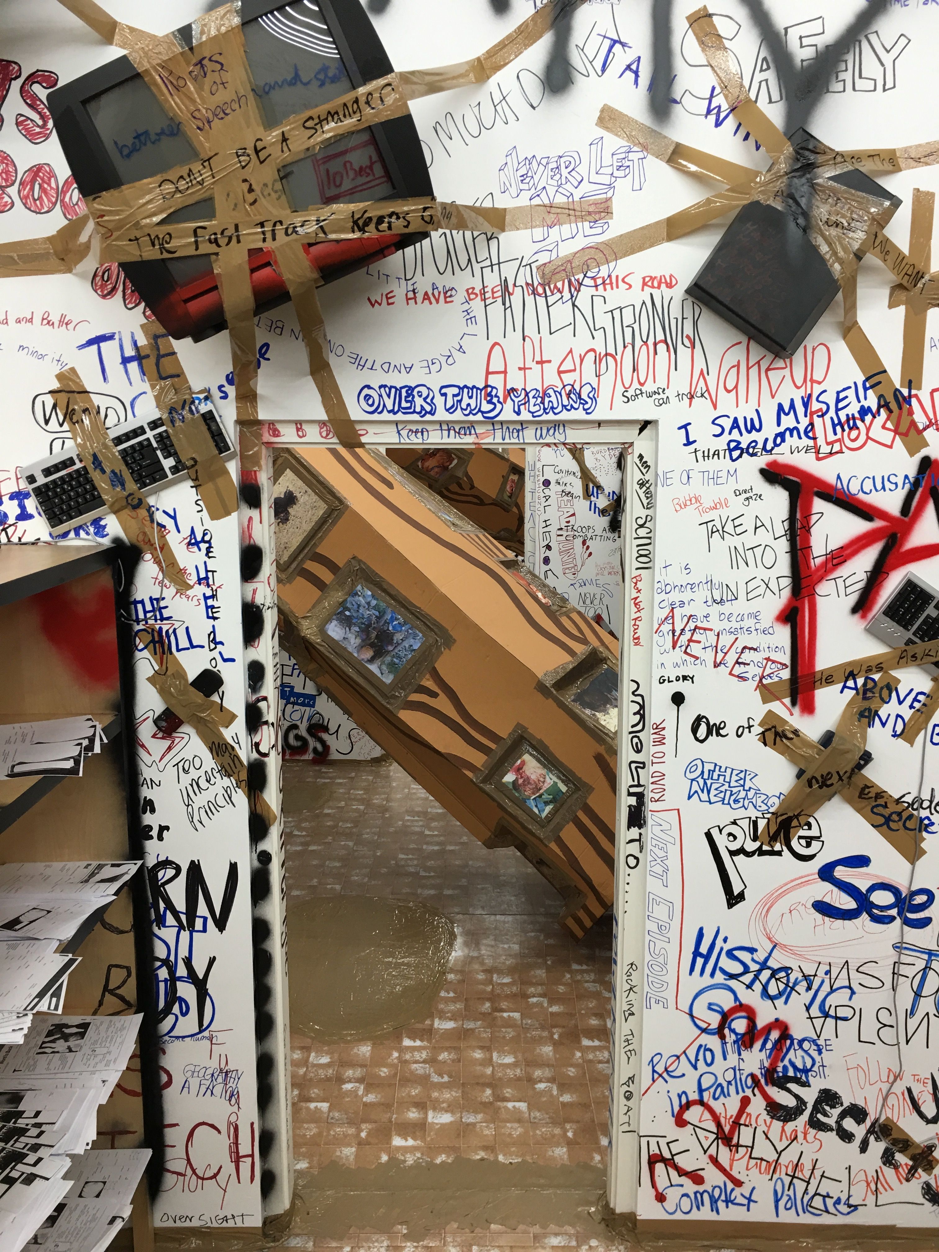Thomas Hirschhorn, Stand-alone at The Mistake Room, photo 2