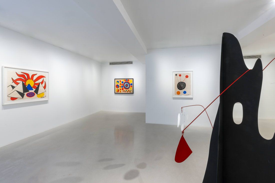 Alexander Calder, Crag With White Flower and White Discs at Thaddaeus Ropac, photo 2