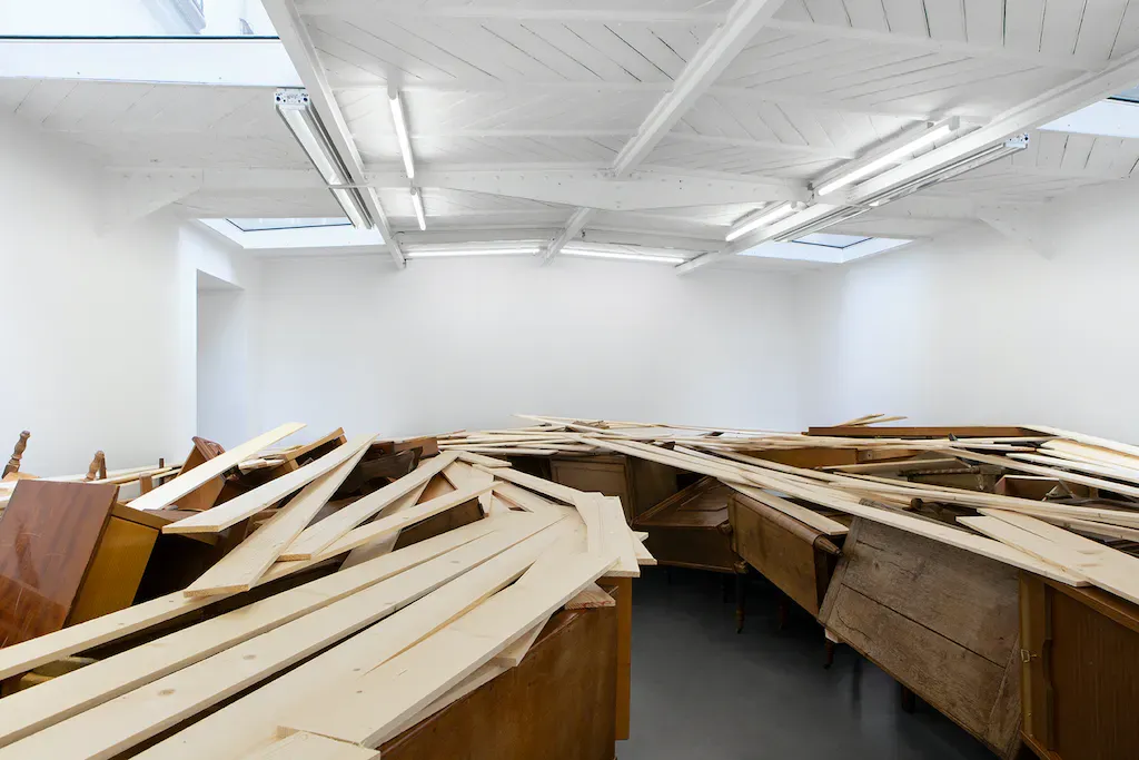 Tadashi Kawamata, Meubler at Mennour, photo 9