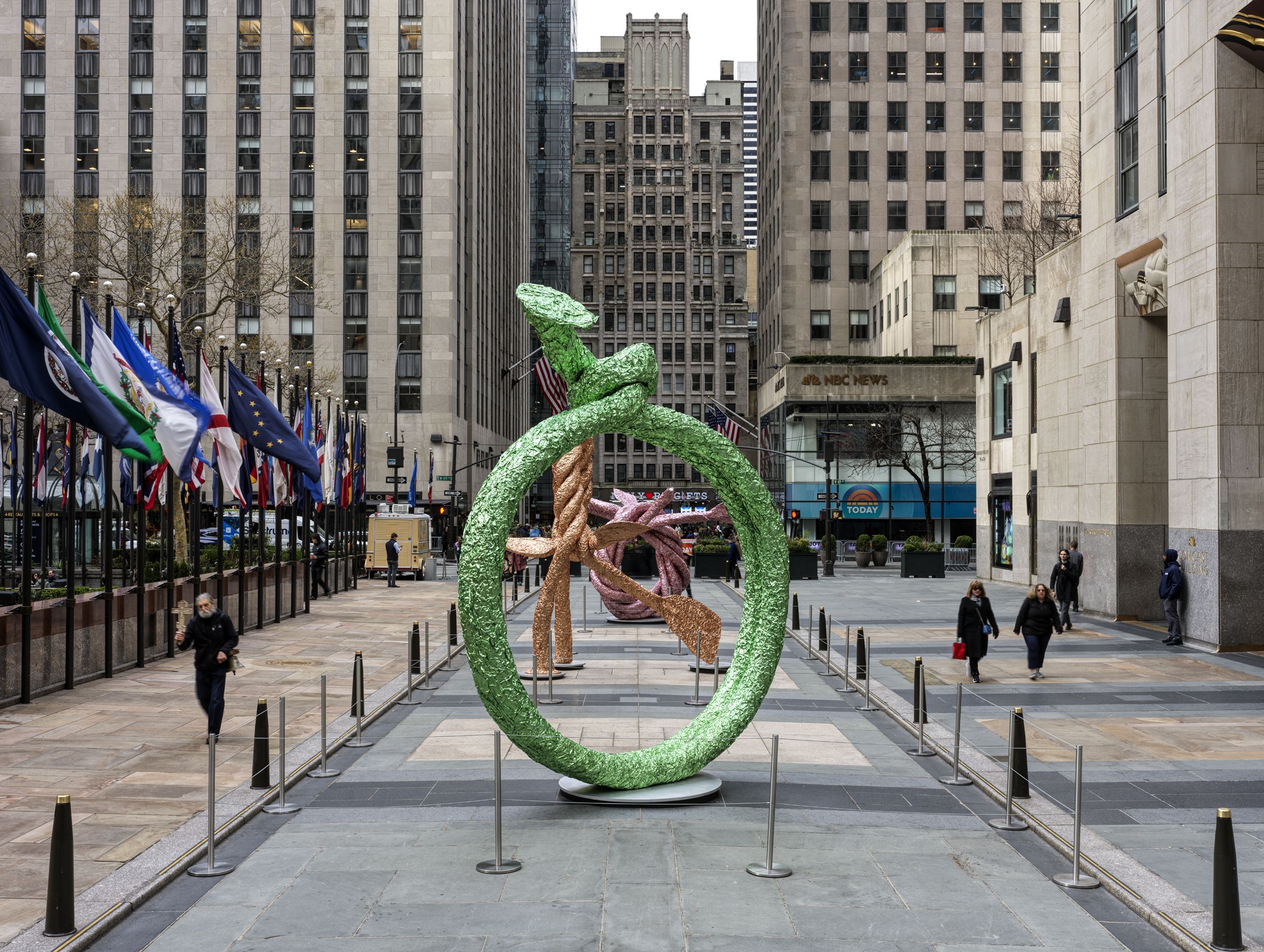 John Chamberlain, Chamberlain Goes Outdoors at Rockefeller Center, photo 2