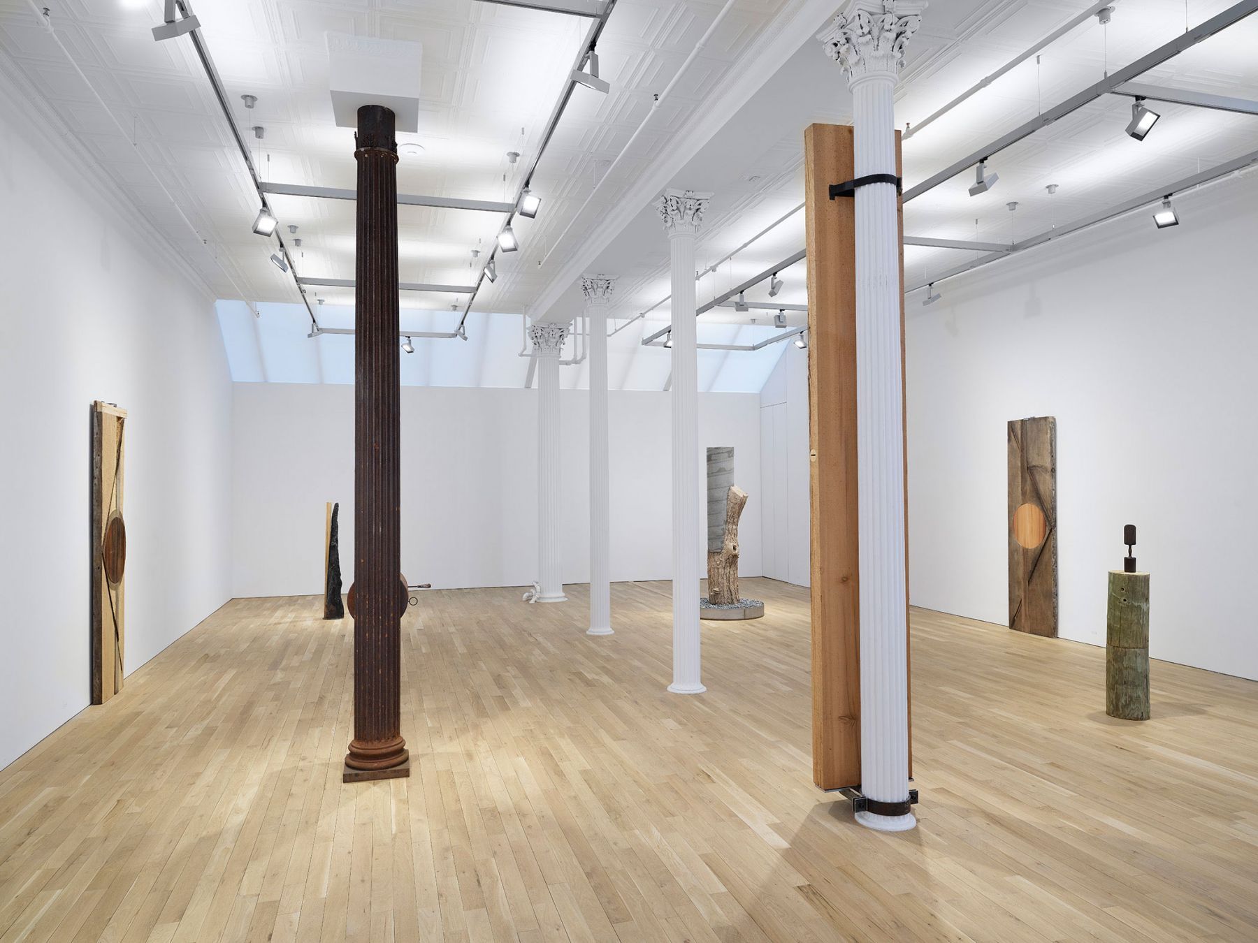 Oscar Tuazon, People at Luhring Augustine, photo 5