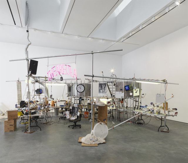 Jason Rhoades, PeaRoeFoam at David Zwirner, photo 3
