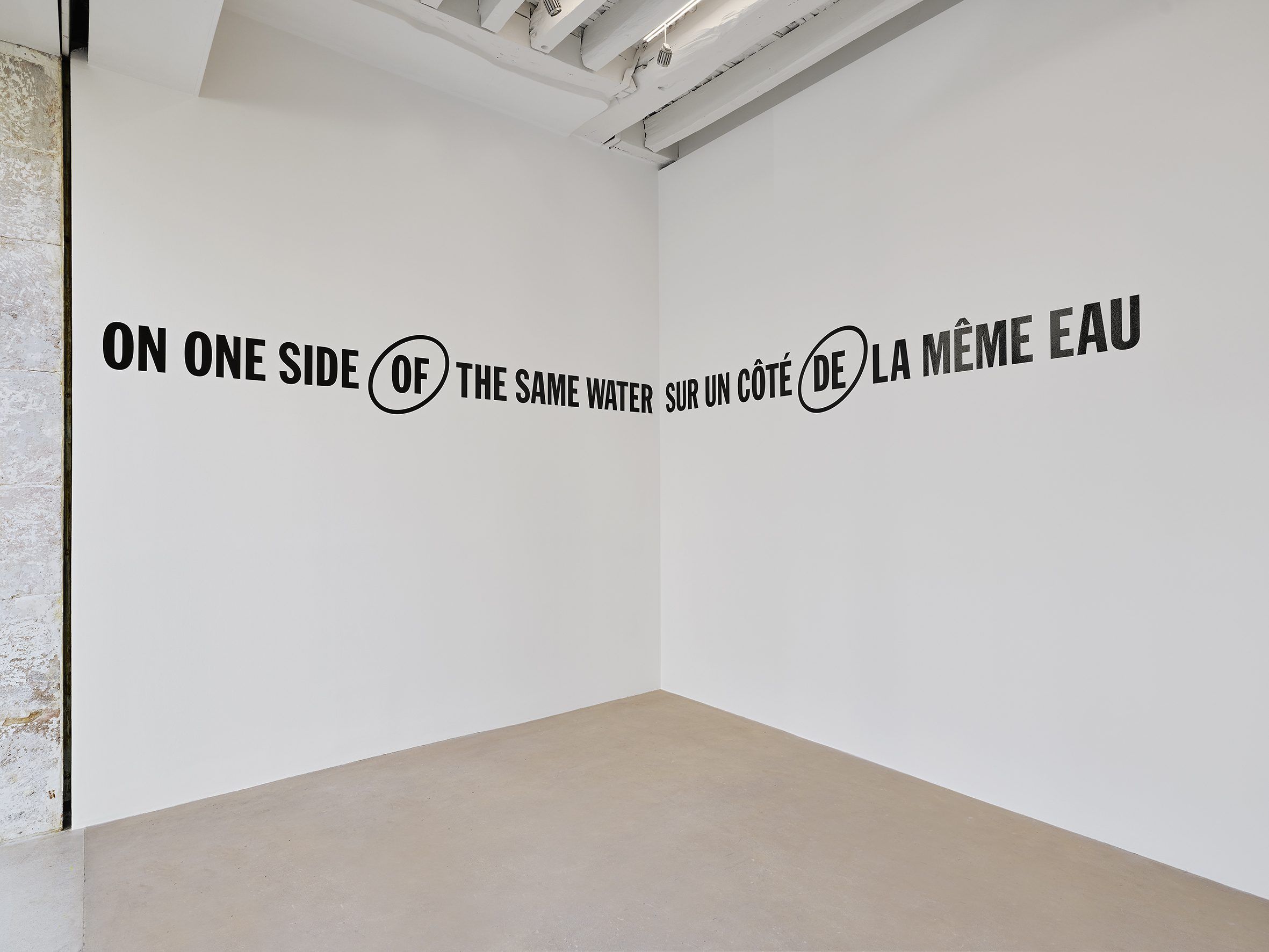 Lawrence Weiner, On One Side of the Same Water at Massimo De Carlo Pièce Unique, photo 3