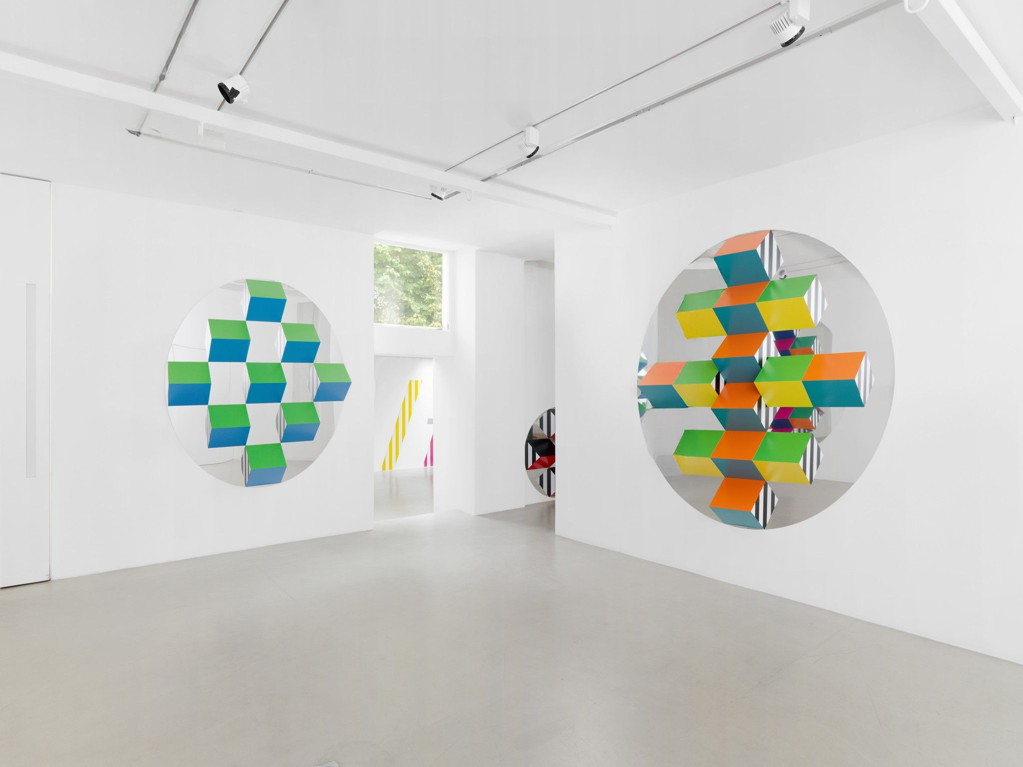 Daniel Buren, Du Cercle aux Carrés, Hauts-Reliefs Situés et In Situ at Mennour, photo 2