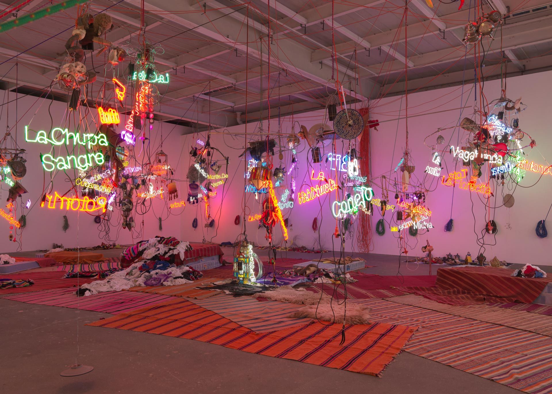 Jason Rhoades, Tijuanatanjierchandelier at David Zwirner, photo 3