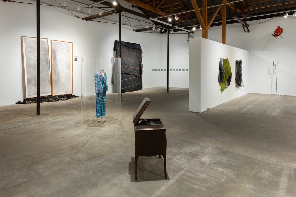 David Hammons, David Hammons at Hauser & Wirth, photo 3