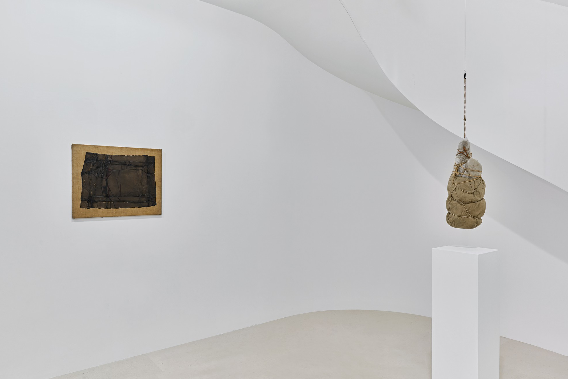 Christo, Early Works, 1958–1963 at Gagosian, photo 3