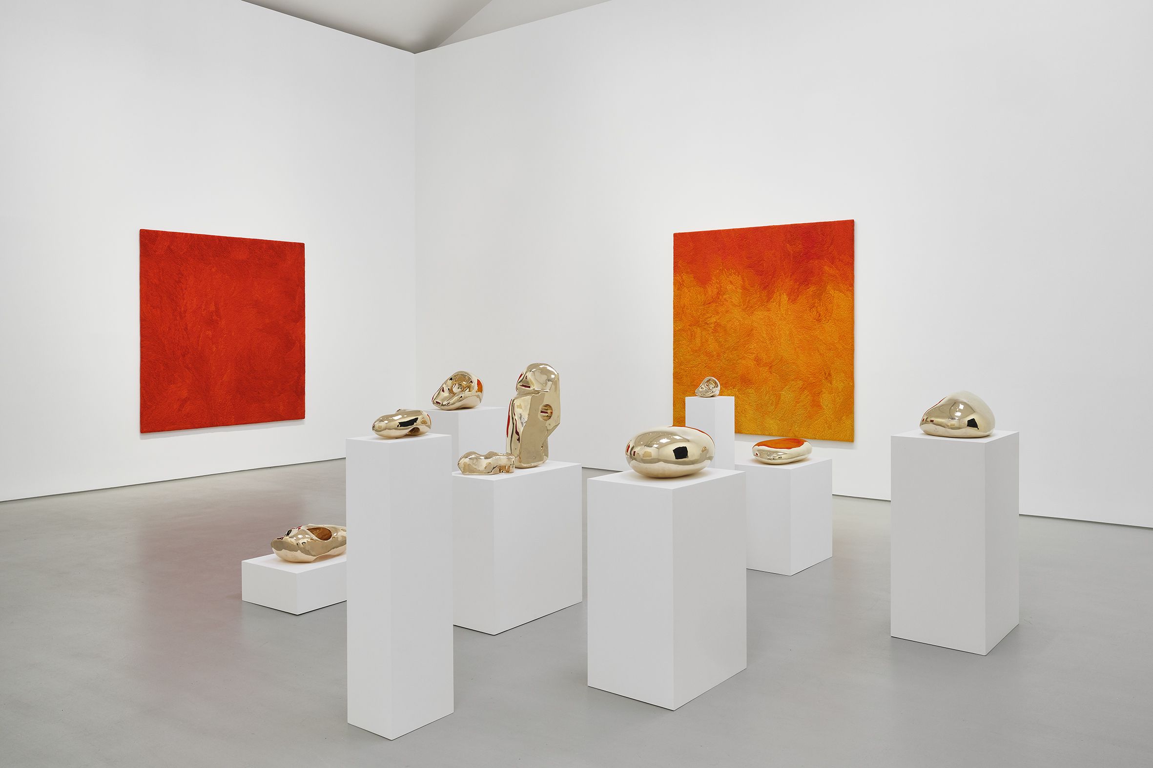 Sarah Crowner, Tableaux en Laine, Pierres en Bronze at Max Hetzler, photo 2